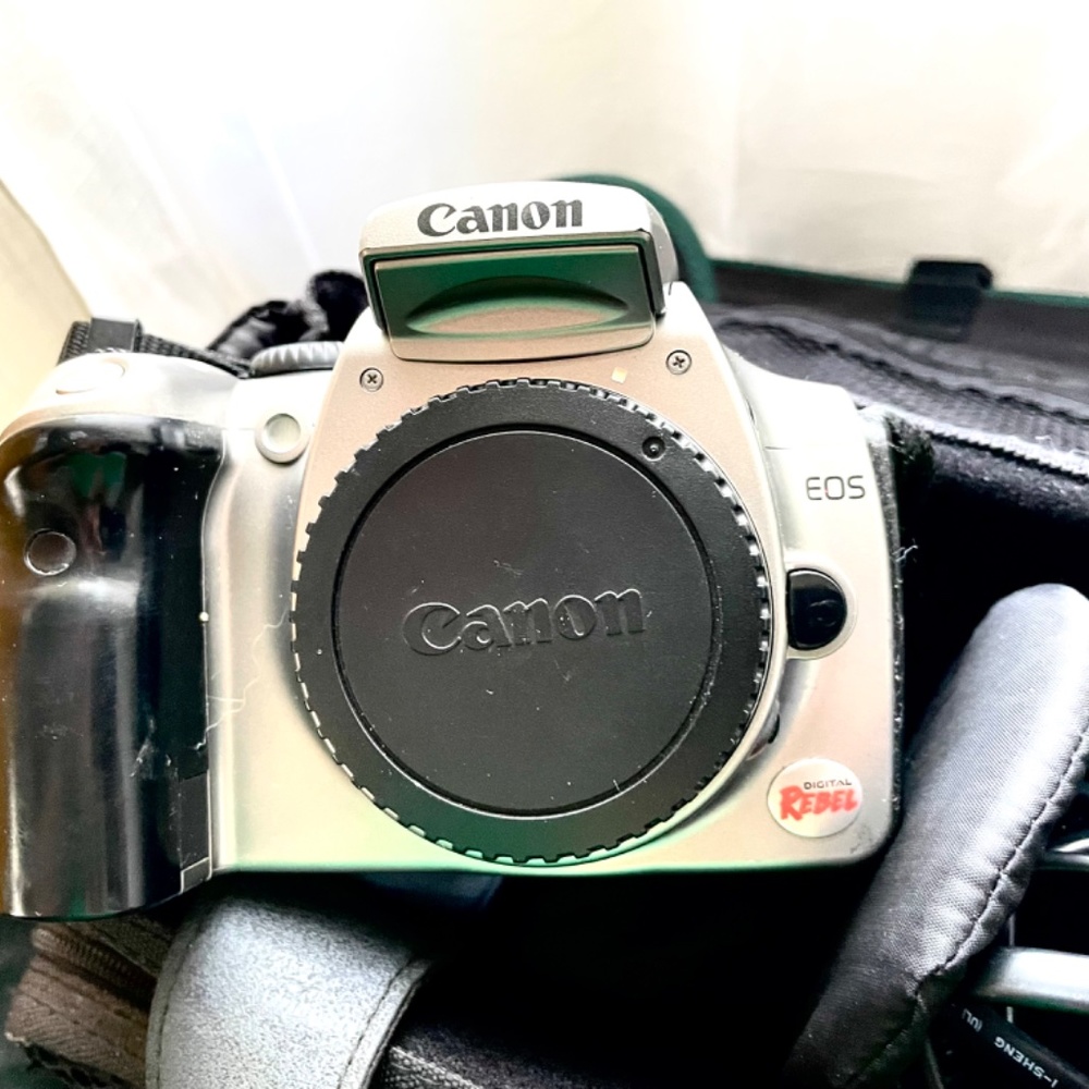 Canon EOS 300D Digital Rebel with Carry Case - Picture 16 of 16